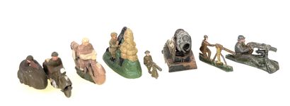 6 figurines en composition et métal, dont...