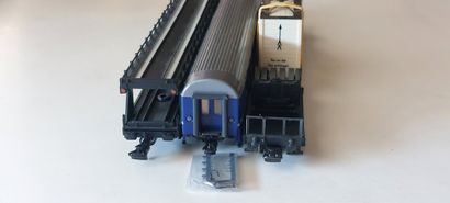 MÄRKLIN lot (2) wagons + une voiture Roc...