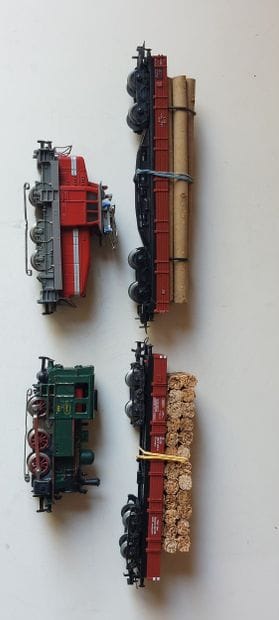 MÄRKLIN (4) pces : 2x locos + 2x des wagons
-...