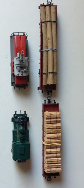 MÄRKLIN (4) pces : 2x locos + 2x des wagons
-...