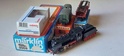 MÂRKLIN (4) pièces - une loco 3 wagons
-...