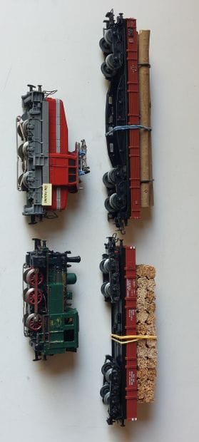 MÄRKLIN (4) pces : 2x locos + 2x des wagons
-...