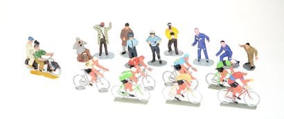 17 Figurines formant une scène du tour de...