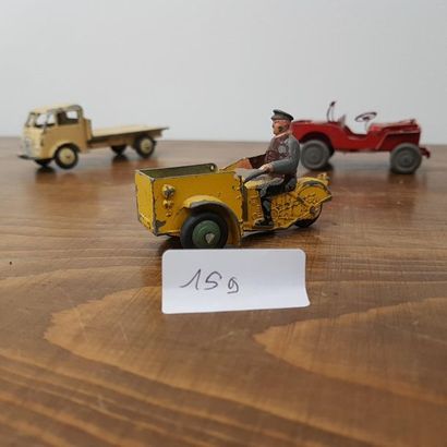 LOT de trois véhicules : 
- DINKY TOYS camion
-...