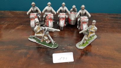 LOT SIX sujets en aluminium polychrome représentant...