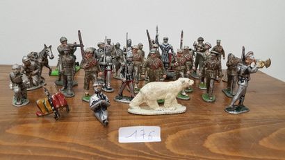 LOT de sujets en aluminium représentant des...