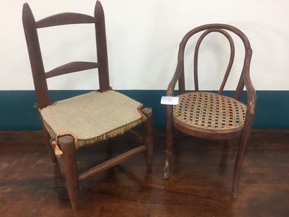 DEUX FAUTEUILS de poupée, un en bois thermocourbé,...
