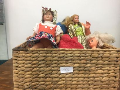 LOT de poupées et peluches moderne