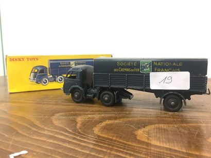 DINKY TOYS
Tracteur Panhard et semi remorque...