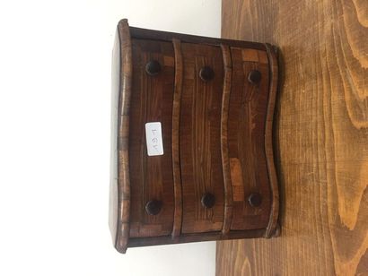COMMODE galbée de poupée en bois et placage...