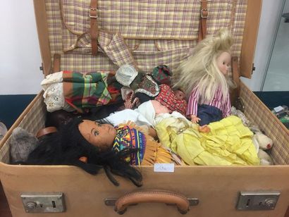 VALISE avec poupées folkloriques, peluches,...