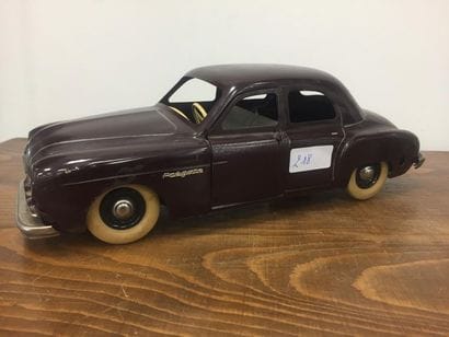 RENAULT FRÉGATE en tôle bordeauxà clés, une...
