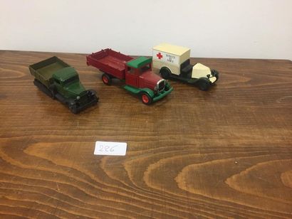 Deux camions et une ambulance de la marque...