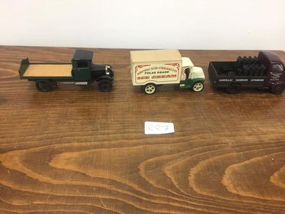 TROIS CAMIONS dont un de la marque MATCHBOX...