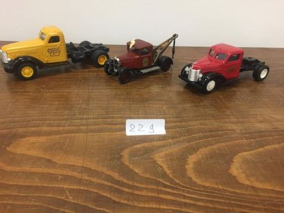 TROIS TRACTEURS dont une dépanneuse