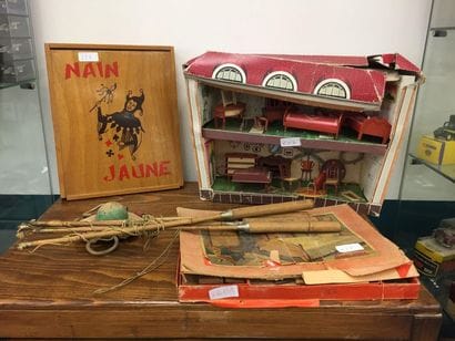 Lot de jeux comprenant : 
Nain Jaune
Jeux...