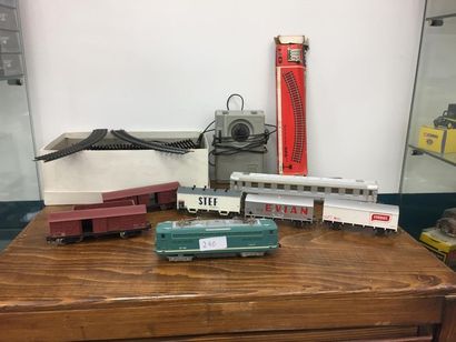 Lot de jouets comprenant : 
Locomotive
un...