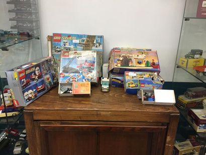 LEGO SYSTEM
lot de 7 boites de lego