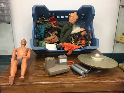 LOT de jouets comprenant : 
Trois mannequins
Soucoupe...