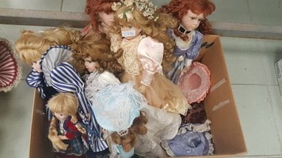 LOT de poupées modernes en porcelaine