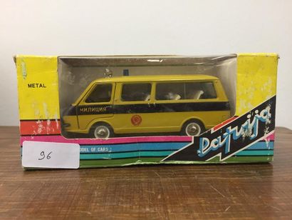 RAF
Mini bus russe 
Dans son emboitage