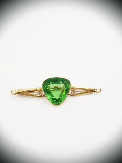 BROCHE en or jaune 750° ornée d'une pierre...