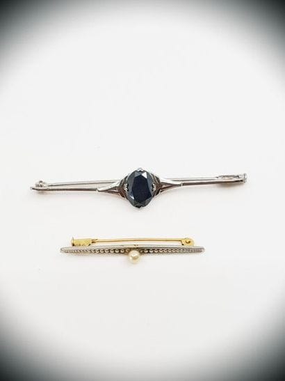 BROCHE en or gris 750° ornée d'une hématite...