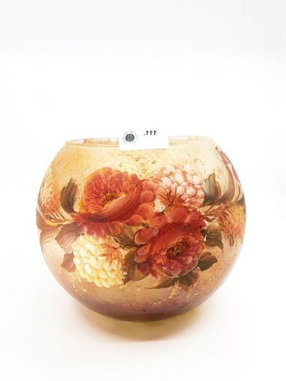 VASE boule en verre peint à décor de fleurs,
Signé...
