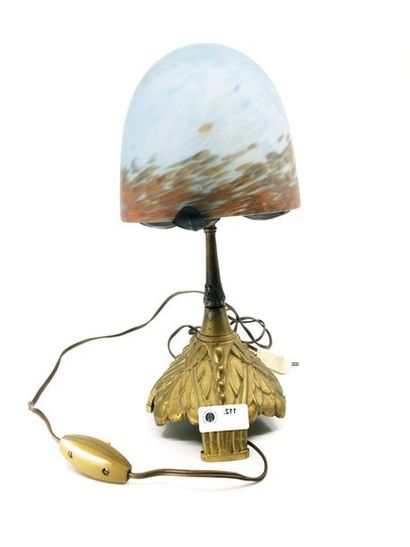LAMPE champignon
en pâte de verre bleu, pietement...