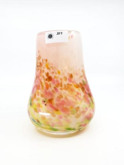 MEYER 
Vase en verre soufflé moucheté rose...