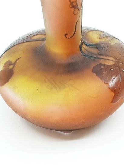 GALLE 
Petit vase soliflore en pâte de verre...