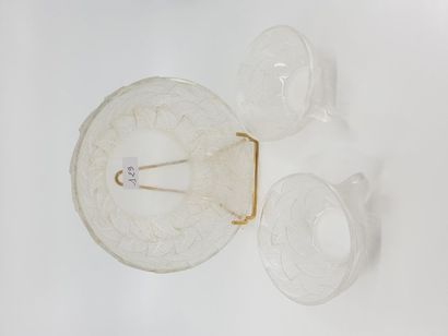 R LALIQUE 
SERVICE à glace en cristal comprenant...