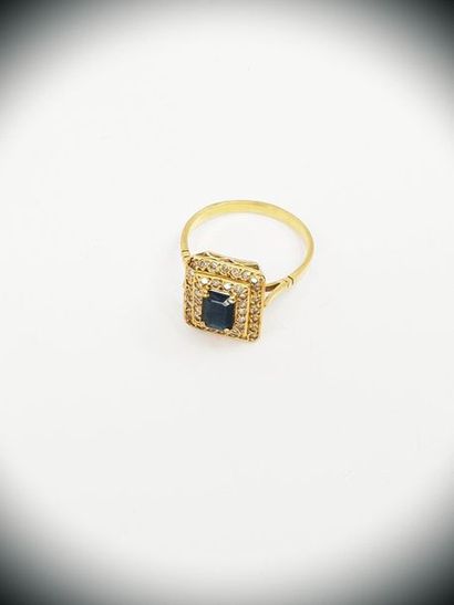 BAGUE plateau rectangulaire en or jaune 750°...