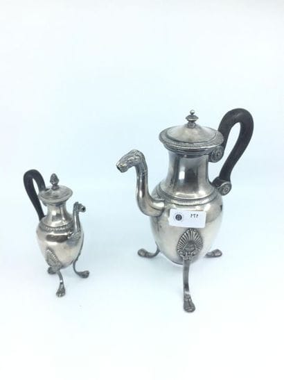 CAFETIERE
en métal argenté et pot à crème...