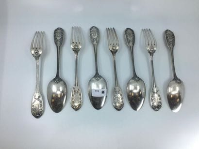 ENSEMBLE de douze couverts de table en argent...