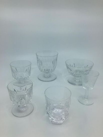 BACCARAT France
Cinq verres sur pieds
Un...