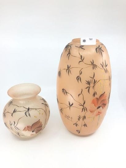LOT comprenant :
- VASE en verre peint à...
