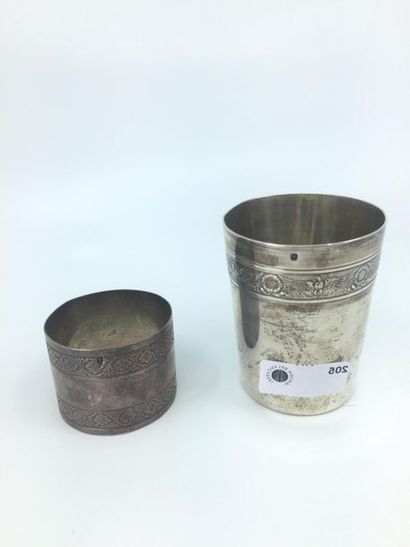 LOT comprenant :
Timbale en argent 
Rond...