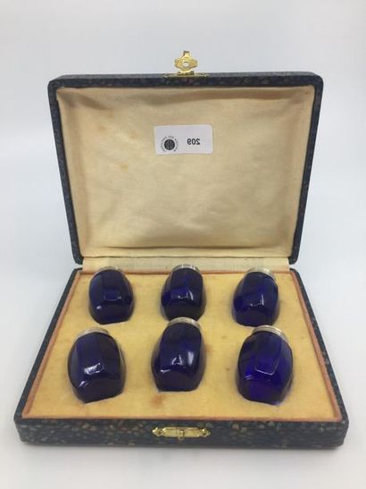 COFFRET comprenant :
SIX salières et poivriers...