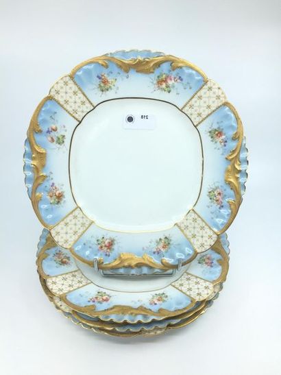 PORCELAINE de paris 
Quatre assiettes liseré...
