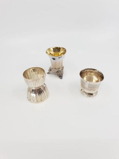 COQUETIER en argent 
Poids : 34,6 g
On y...