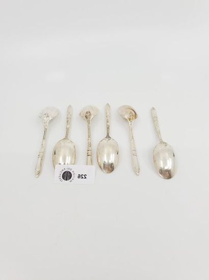 ERCUIS
Douze petites cuilleres à moka en...