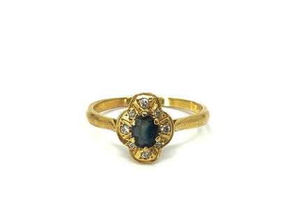 BAGUE en or jaune 750° ornée d'un saphir...
