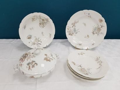 MANSARD
Partie de service de table en porcelaine...