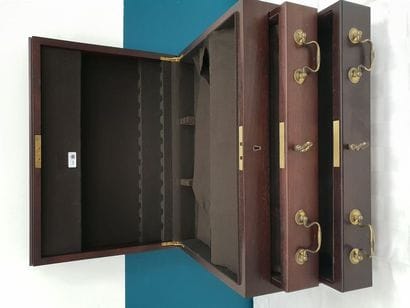 COFFRET à ménagère en bois peint façon acajou...