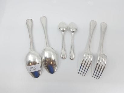 MENAGERE en métal argenté comprenant :
-...