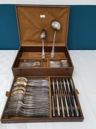 Ménagère en métal argenté de 64 couverts...