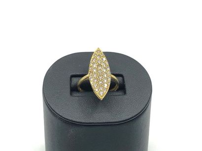 BAGUE marquise en or jaune 750° ornée de...
