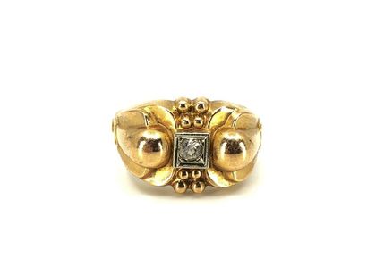 BAGUE en or jaune 750° à motif boule ornée...