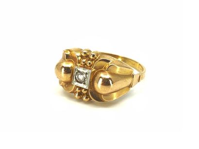 BAGUE en or jaune 750° à motif boule ornée...